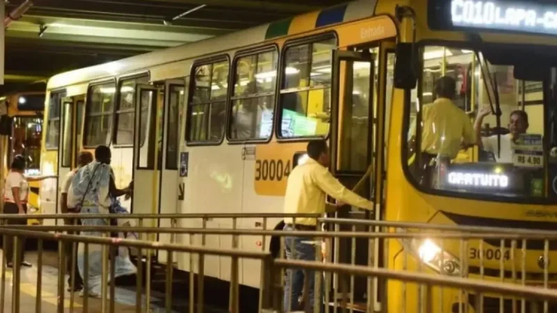 Manifestação de rodoviários é encerrada na Lapa e ônibus voltam a circular