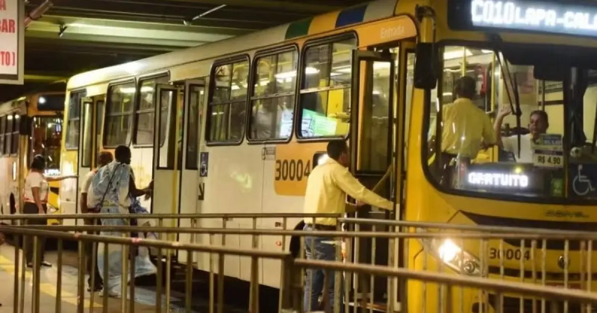Manifestação de rodoviários é encerrada na Lapa e ônibus voltam a circular