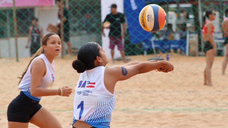Bahia nos Jogos da Juventude 2025: Da rede estadual de ensino em Cajazeiras, dupla feminina do vôlei de praia garante classificação para semifinais