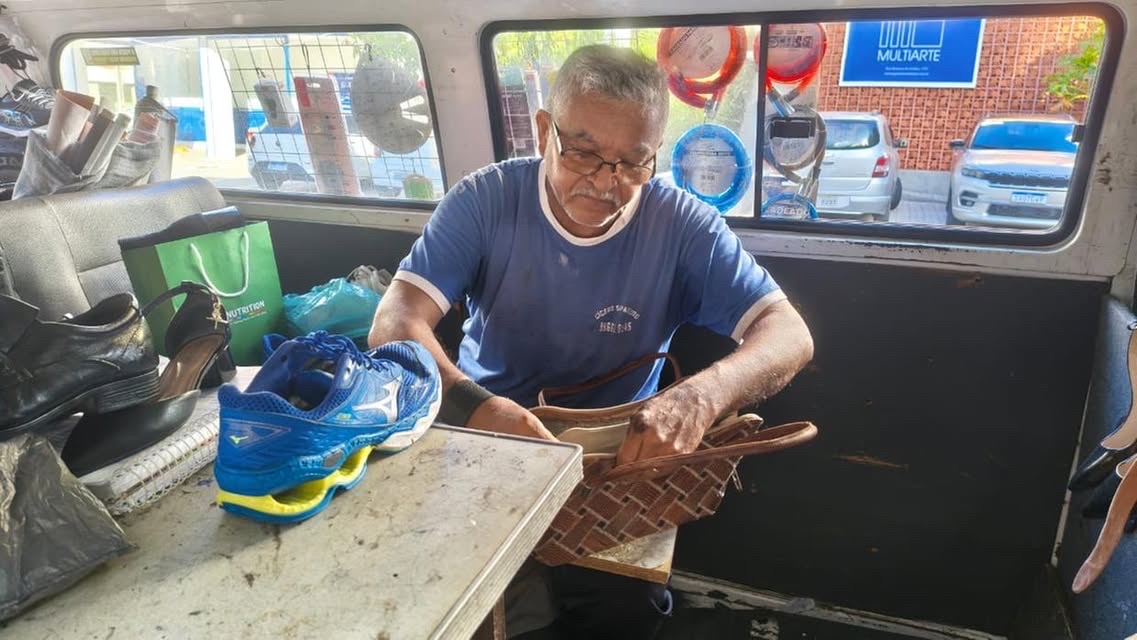 Empreendedorismo sobre rodas: comerciantes percorrem Fortaleza em busca de clientes