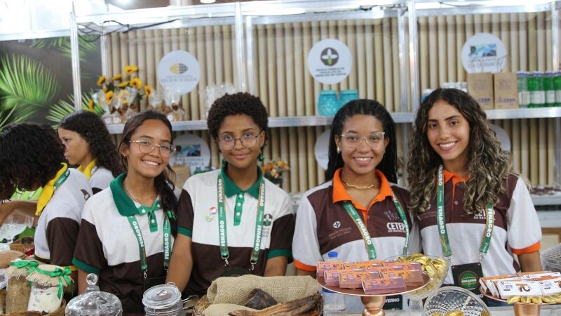 Estudantes da rede estadual expõem produtos das escolas-fábricas na Fenagro, em Salvador