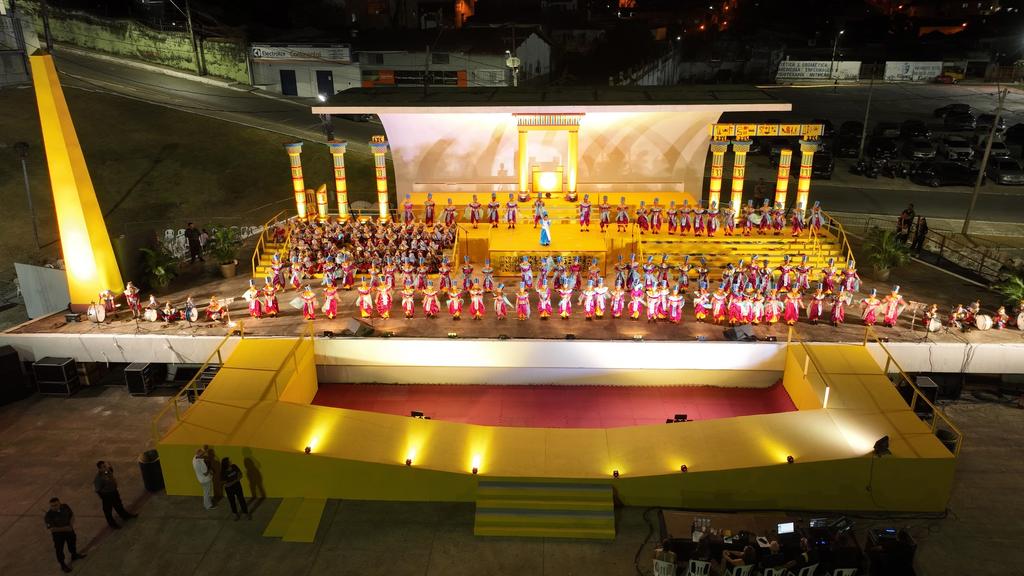 Alunos da rede municipal de ensino protagonizam espetáculo gratuito na Praça Maria Aragão