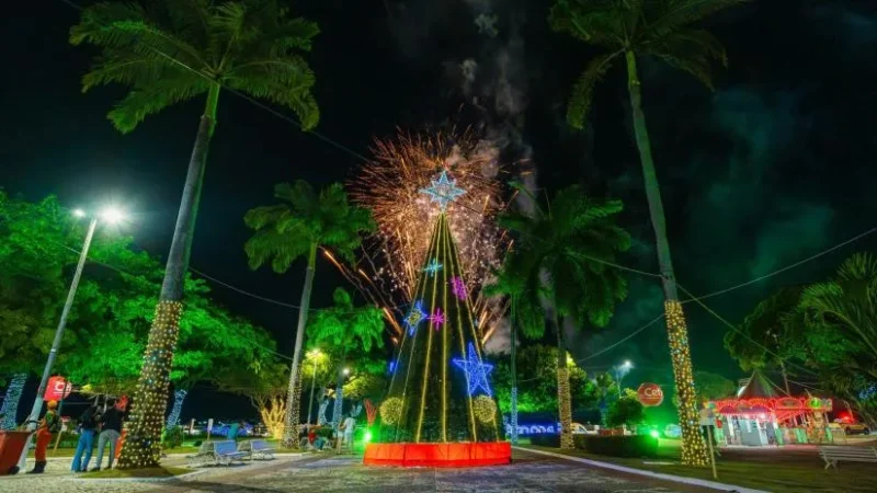 Luzes de natal serão acesas na Praça Fausto Cardoso nesta segunda-feira (1)