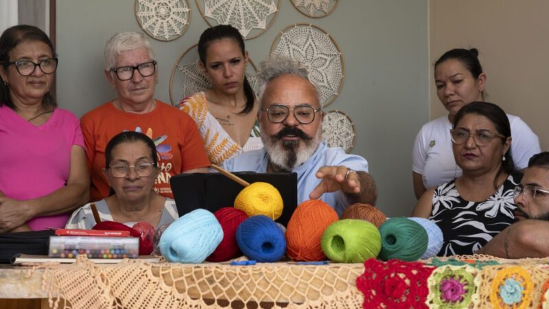 Crocheteiras de Boqueirão criam coleção inédita com Ronaldo Fraga para Salão do Artesanato