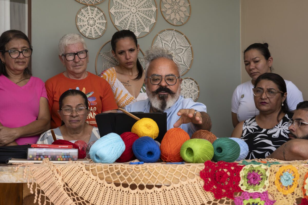 Crocheteiras de Boqueirão criam coleção inédita com Ronaldo Fraga para Salão do Artesanato