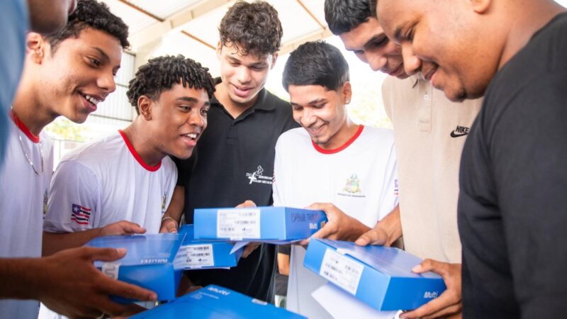 Estudantes da rede estadual em Pinheiro recebem tablets com internet