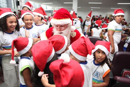 Papai Noel dos Correios: veja como participar de campanha de Natal e adotar cartas de crianças 