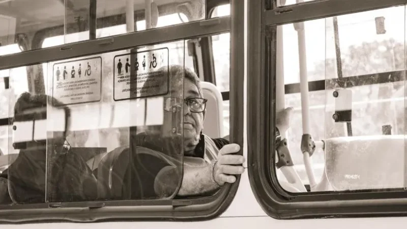 O ônibus que move a Grande Aracaju e revela as histórias que atravessam a cidade