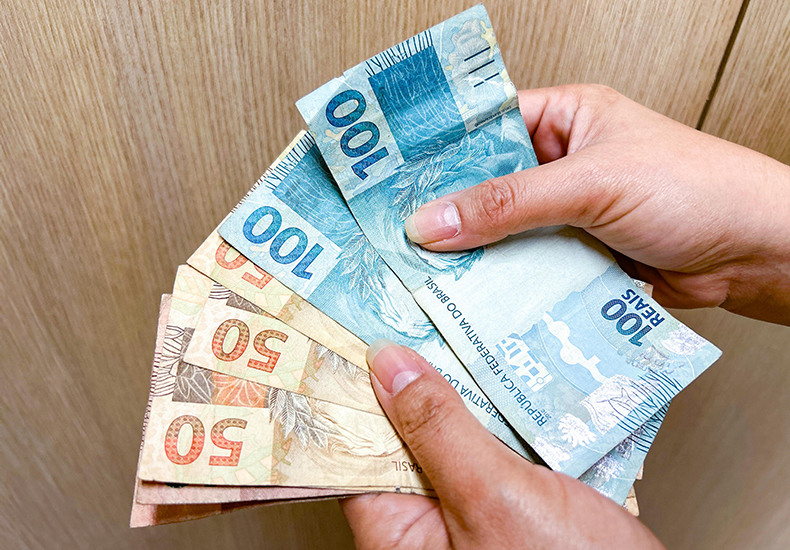 Trabalhadores recebem a primeira parcela do 13º até esta sexta (28)