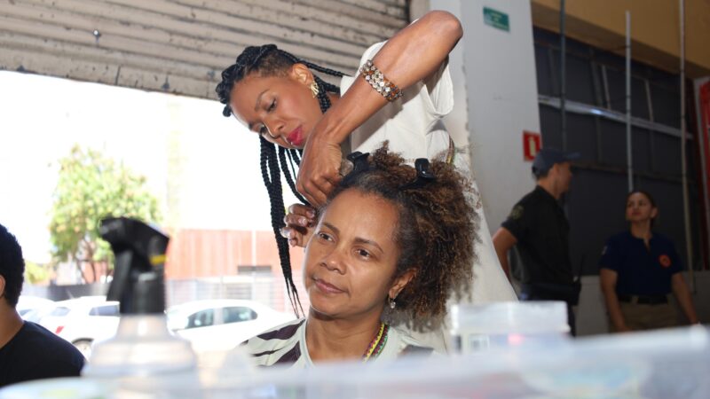 Tranças afro aproximam público e cultura no estande da Secult na Bienal Internacional do Livro