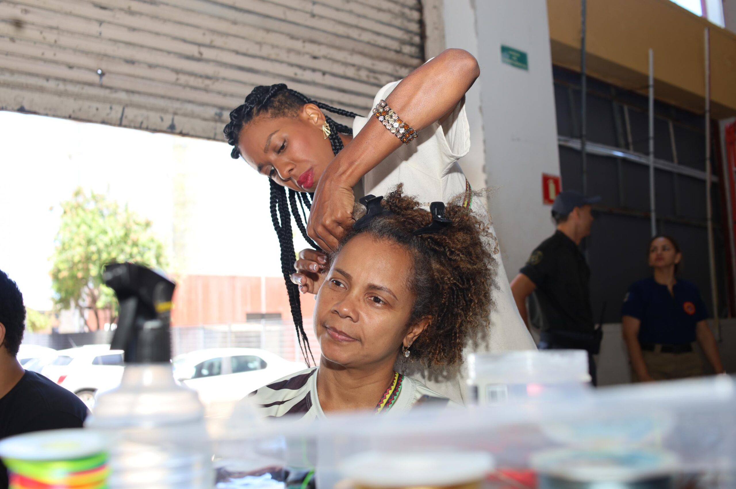 Tranças afro aproximam público e cultura no estande da Secult na Bienal Internacional do Livro