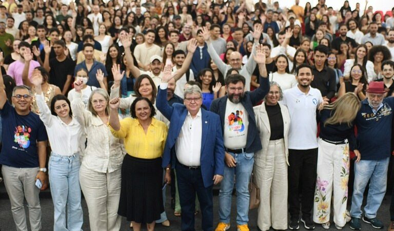 João Azevêdo lança programa com bolsas para universitários na Paraíba