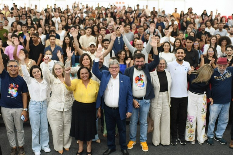 João Azevêdo lança programa com bolsas para universitários na Paraíba