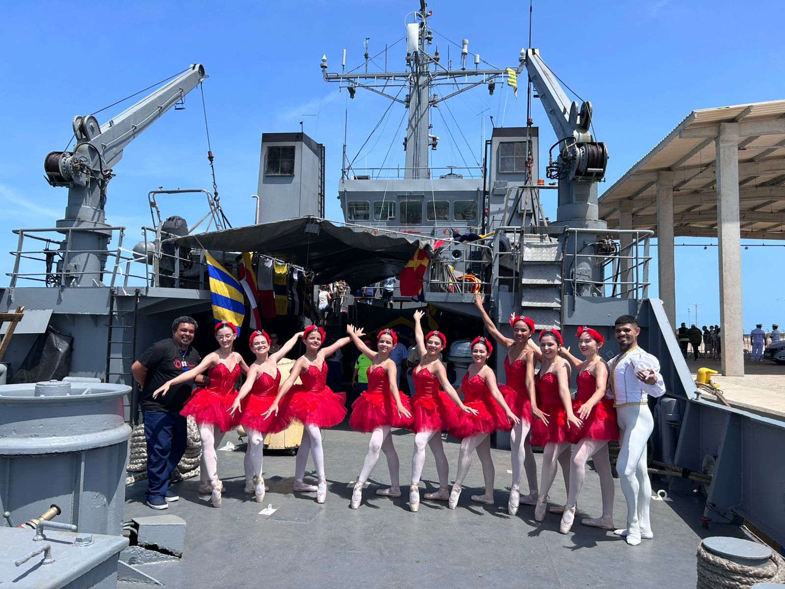 Navio-patrulha atracado no Porto Piauí recebe apresentação de bailarinos do Sesc Caixeiral