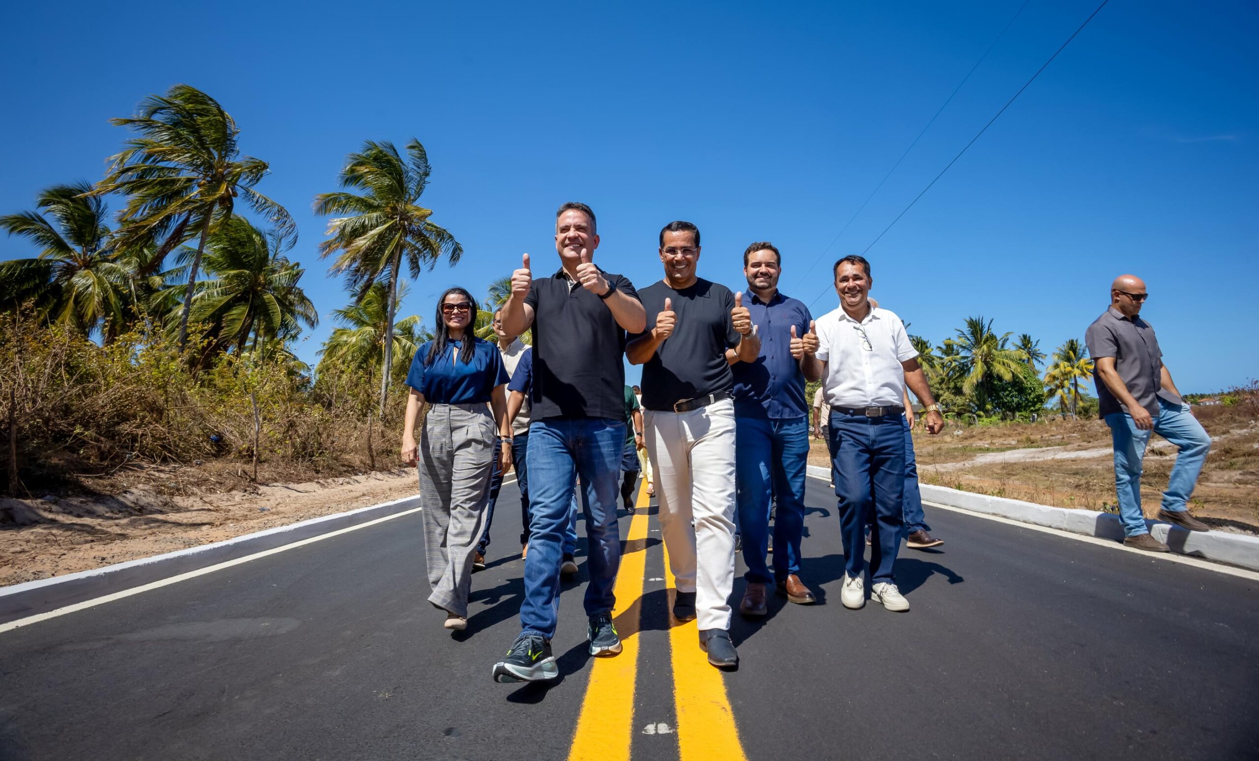 Governo inaugura rodovia que liga o centro de Feliz Deserto à indústria de beneficiamento de coco
