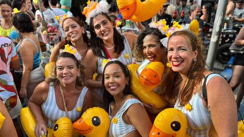 Público fortalezense investe em fantasias e acessórios para curtir Pré-Carnaval; veja fotos