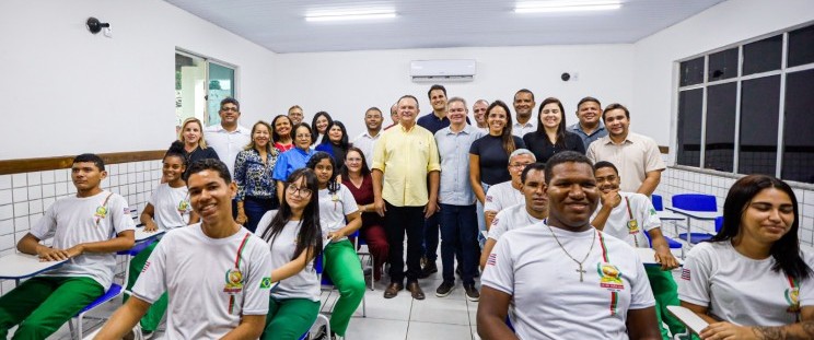 Governo do Maranhão entrega duas escolas reformadas e 60 títulos de domínio de terras em Timon