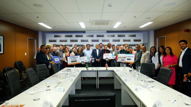 Governador recebe prefeito de Muquém do São Francisco e discute investimentos estruturantes para o município