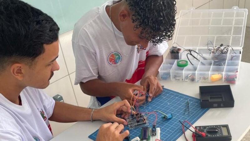 Estudantes da rede estadual de Jacobina criam sirene automatizada e levam inovação à escola municipal