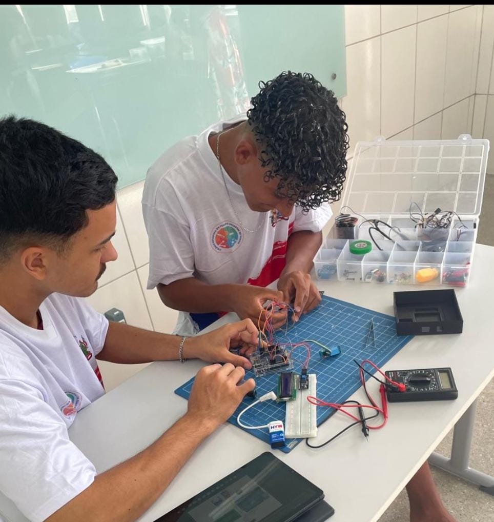 Estudantes da rede estadual de Jacobina criam sirene automatizada e levam inovação à escola municipal