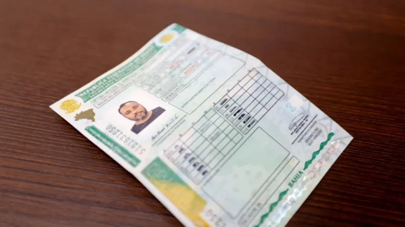 Bahia entrega primeira carteira emitida através do CNH do Brasil; saiba mais