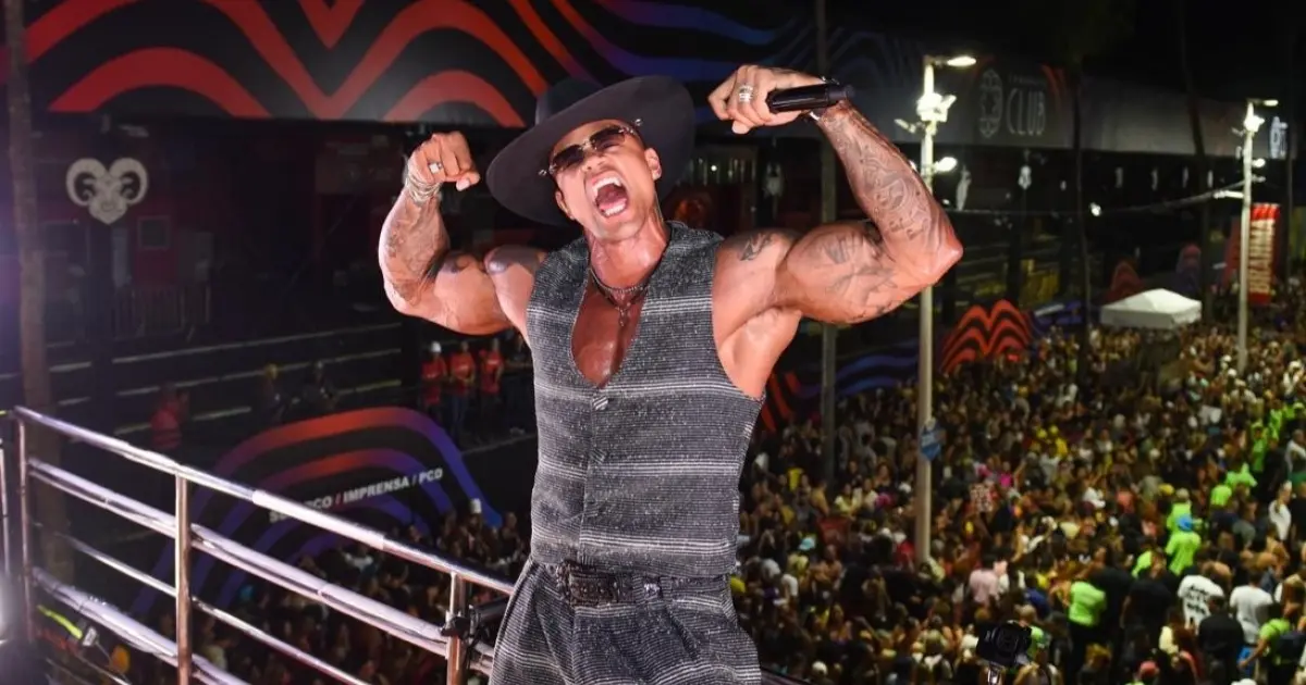 Léo Santana mantém tradição do Pipoco e fãs formam multidão no pré-Carnaval em Salvador