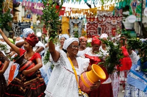 Ubuntu transforma a Avenida Rio Branco em terreiro ao ar livre no Carnaval do Recife