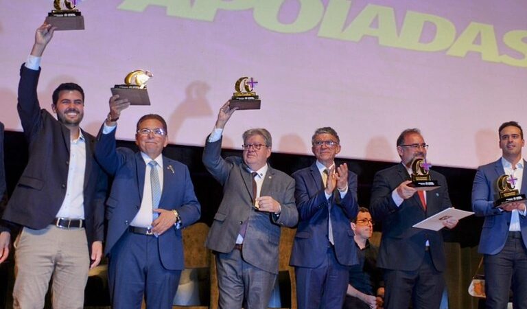 Governo da Paraíba premia melhores escolas no Programa Alfabetiza Mais e João Azevêdo destaca índice de 71% das crianças alfabetizadas na idade certa