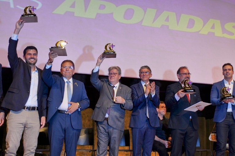 Governo da Paraíba premia melhores escolas no Programa Alfabetiza Mais e João Azevêdo destaca índice de 71% das crianças alfabetizadas na idade certa