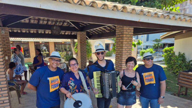 Trio de forró pé de serra recepciona turistas e antecipa clima do São João 2026 em Sergipe