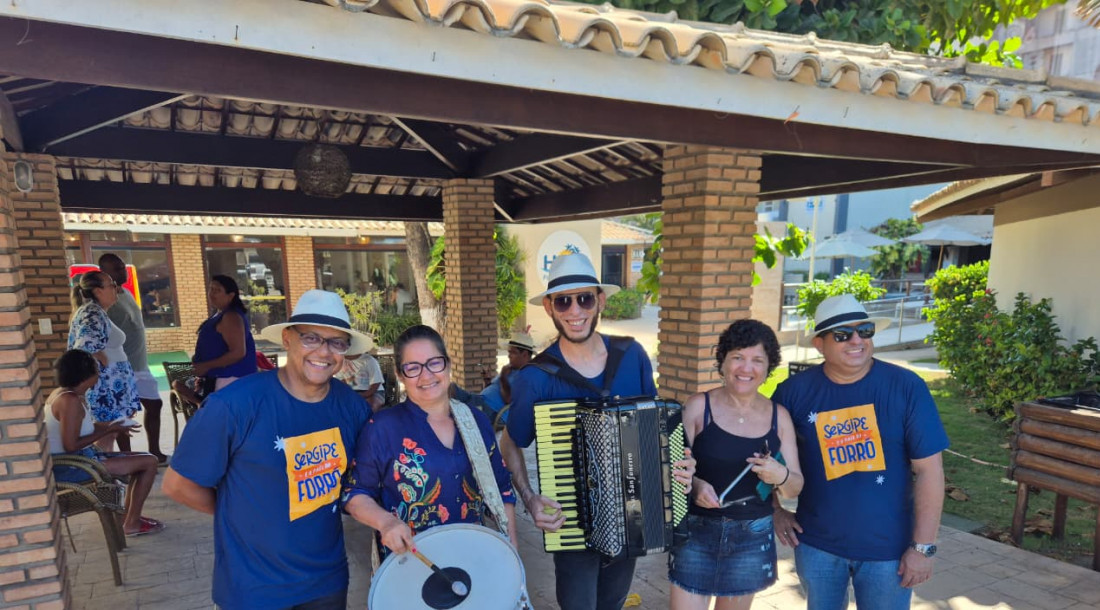 Trio de forró pé de serra recepciona turistas e antecipa clima do São João 2026 em Sergipe
