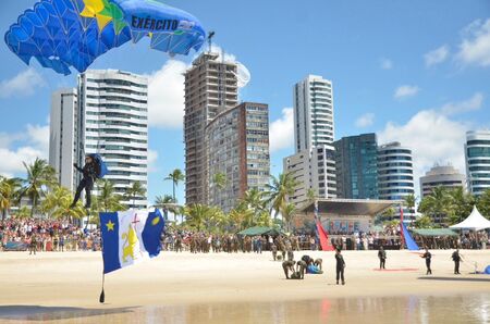 Paraquedistas do Exército realizam apresentações em homenagem aos 489 anos do Recife no Pina