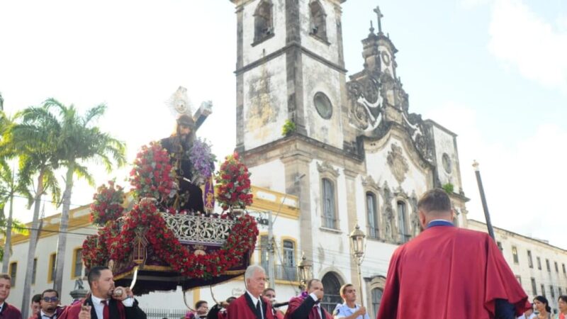 Procissão do Senhor Bom Jesus dos Passos revive a paixão de Cristo nas ruas do Recife