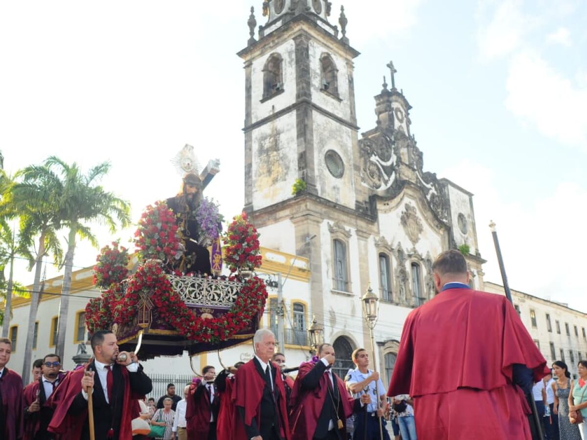 Procissão do Senhor Bom Jesus dos Passos revive a paixão de Cristo nas ruas do Recife