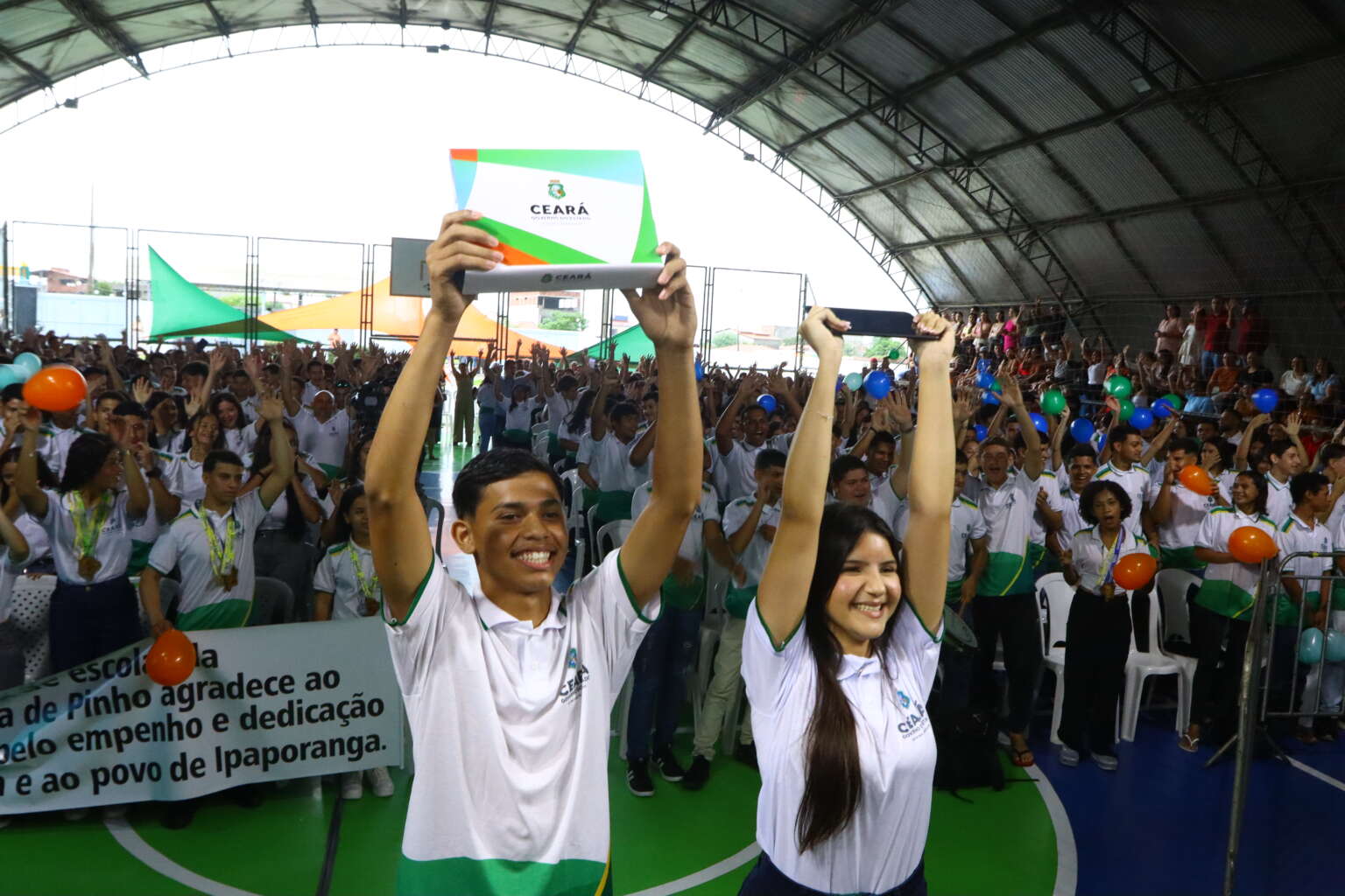 Governo do Ceará entrega tablets para 833 alunos em Ipueiras, Poranga e Ipaporanga