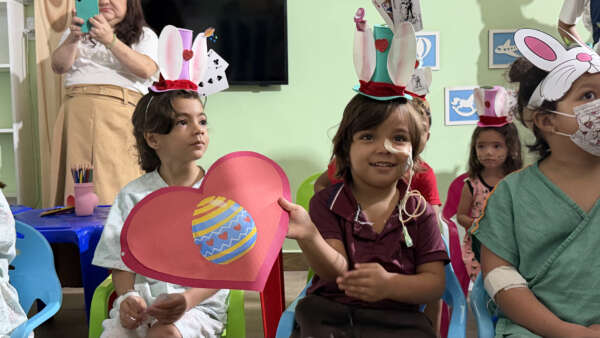 Celebração da Páscoa no Hias leva atividades lúdicas a crianças internadas e reforça ações de acolhimento