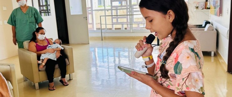 Paciente pediátrica inspira ação de humanização com música no Hospital Dr. Carlos Macieira