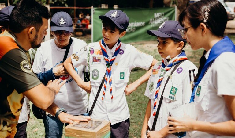 Projeto Voluntários em Ação mobiliza escoteiros para requalificação de trilha na Mata do Buraquinho