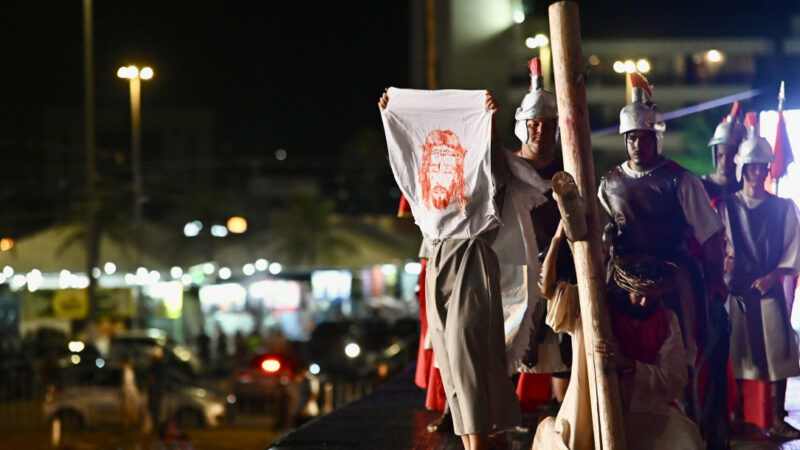 Emoção e devoção marcam primeiro dia de encenação da Paixão de Cristo na Vila da Páscoa 2026