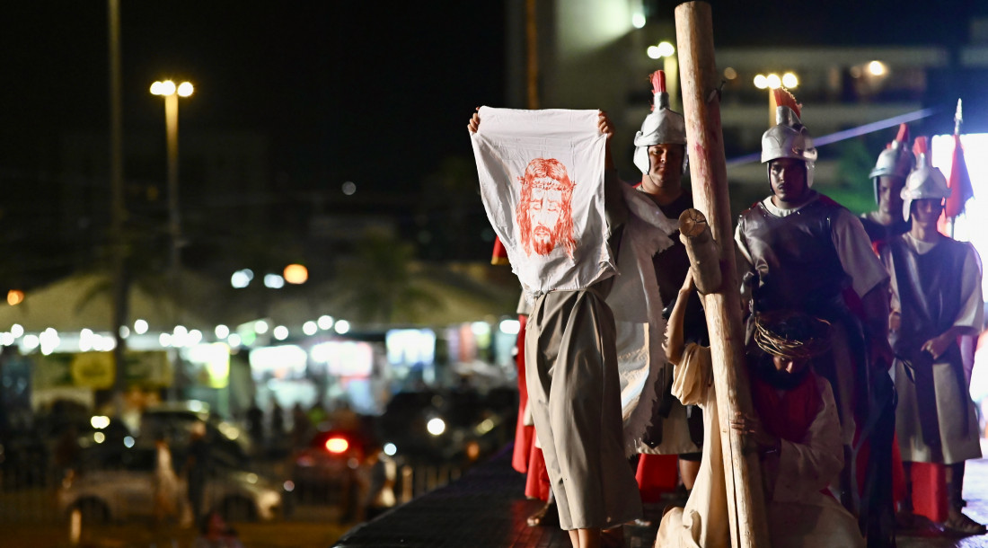 Emoção e devoção marcam primeiro dia de encenação da Paixão de Cristo na Vila da Páscoa 2026
