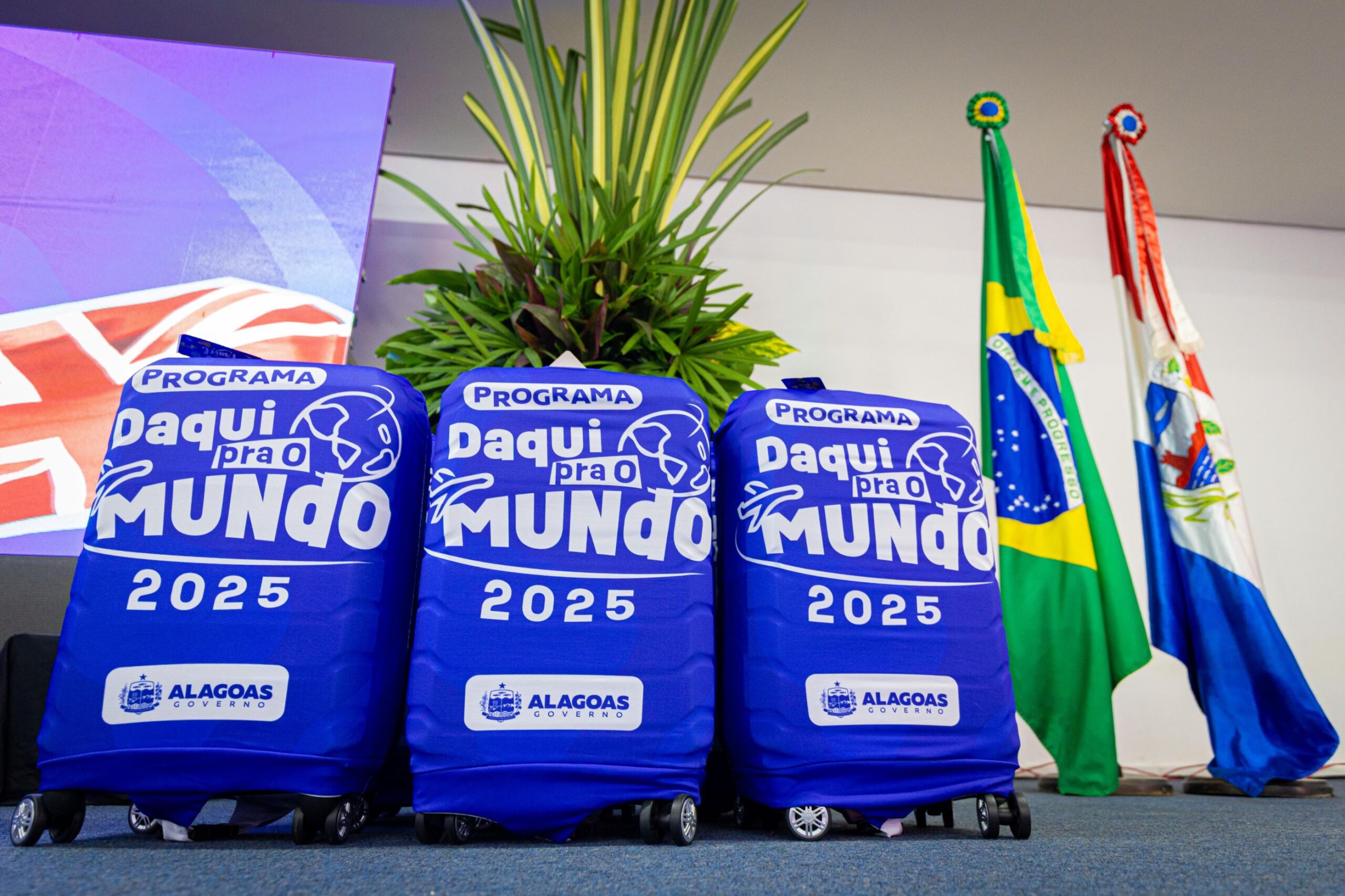 Estudantes do programa “Daqui Pro Mundo” recebem kits para intercâmbio na Inglaterra nesta quarta-feira 