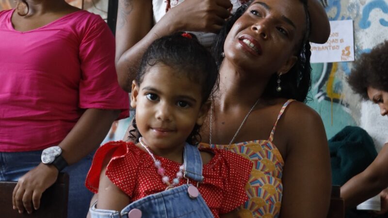 Comunidades do entorno das obras do VLT participam de ação especial em homenagem ao Dia das Mães