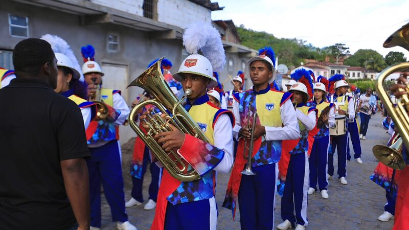 Estudantes da rede estadual desfilam no ato de transferência simbólica da capital baiana para Cachoeira