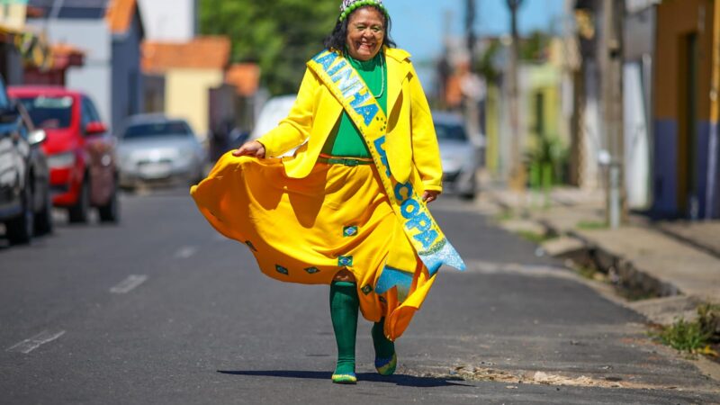 Aos 73 anos, Rainha da Copa transforma casa no Dirceu I em ponto de torcida