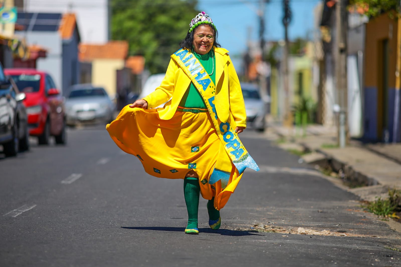 Aos 73 anos, Rainha da Copa transforma casa no Dirceu I em ponto de torcida