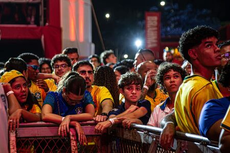 No Recife, torcida se decepciona com a eliminação do Brasil na Copa do Mundo