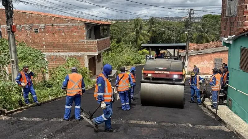 Rua no bairro Nordeste recebe 100 metros de pavimentação asfáltica em Natal