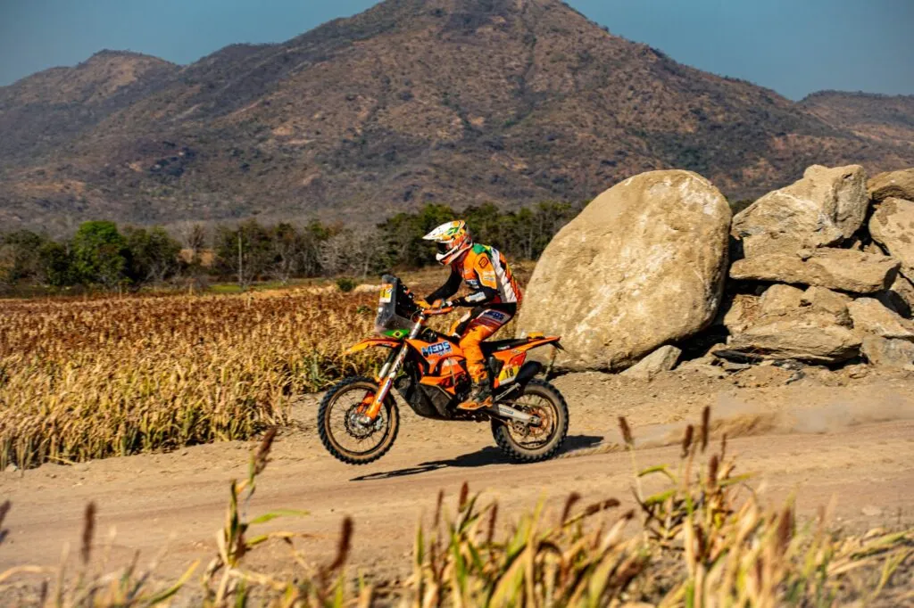 Maranhense Marcelo Medeiros chega à final do Sertões 2026 entre os quatro melhores das motos