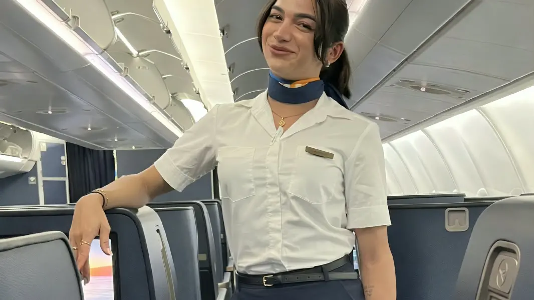Mulher trans cearense viaja o mundo e vira comissária de bordo na Alemanha: ‘Sempre sonhei’