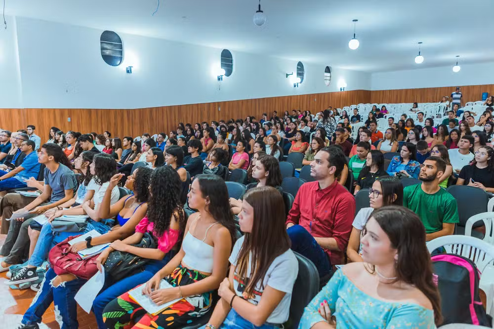 Cursinho Popular Edilson de Góis, com aulas gratuitas para Enem e vestibulares, abre inscrições em Caruaru